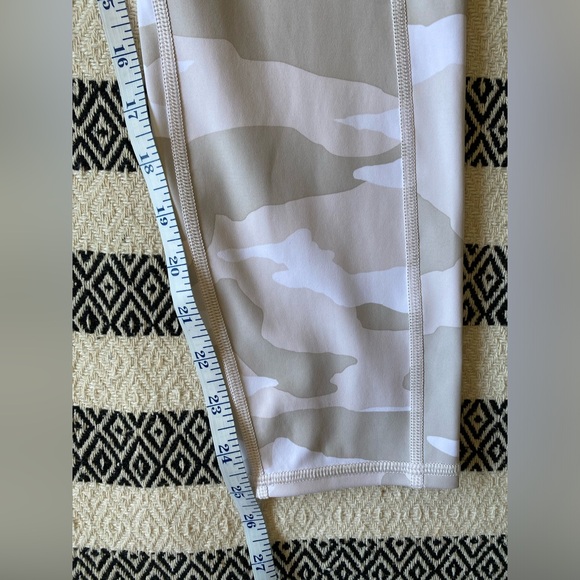 Athleta Light Camo Print 7/8 Leggings - Large - Picture 8 of 11